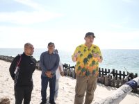 Wali Kota Makassar, Munafri Arifuddin (Appi) saat meninjau Pulau Kodingareng Keke Minggu, 4 April 2025. (Foto Dok. Humas)