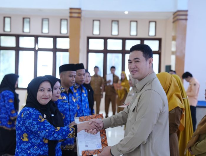 Sebanyak 131 Calon Aparatur Sipil Negara (CASN) di Kabupaten Pangkep resmi menerima Surat Keputusan (SK) pengangkatan, Selasa (27/5/2025)