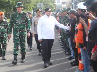 Dalam upayanya meningkatkan kebersihan lingkungan, Pemerintah Kota Makassar bersama Kodim 1408/Makassar melakukan kerja bakti pembersihan pasar skala besar, di sekitar area Pasar Terong, Kamis (1/5/2025).