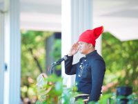 Bupati Bantaeng, M. Fathul Fauzy Nurdin menjadi pembina upacara pada peringatan Hari Pendidikan Nasional, yang digelar di Lapangan Seruni, Jumat, 2 Mei 2025.