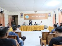 Bupati Bantaeng, M. Fathul Fauzy Nurdin melakukan silaturahmi kepada masyarakat Bonto Salluang, di Kantor Camat Bisappu, Sabtu malam, 3 Mei 2025.