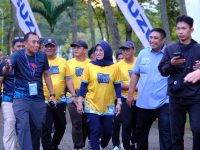 Bupati Gowa, Sitti Husniah Talenrang melepas peserta Galesong Trail Run 2025 di Padi Valley Golf Club Kecamatan Pattallassang, Minggu, 4 Mei 2025.
