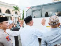 Bupati Bantaeng, M. Fathul Fauzy Nurdin, melepas 178 Jamaah Calon Haji (JCH) yang tergabung dalam Kloter 8 Embarkasi Makassar, di Masjid Agung Syekh Abdul Gani, Senin 5 Mei 2025.