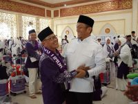 Bupati Luwu Timur, H. Irwan Bachri Syam secara resmi melepas Jamaah Calon Haji (JCH) yang akan berangkat ke Tanah Suci