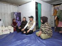 Menteri Sosial Saifullah Yusuf (Gus Ipul) meninjau langsung kondisi tempat tinggal Naila, calon siswa sekolah rakyat, yang membuat Presiden Prabowo Subianto terharu di Jalan Pandang 4, Kecamatan Panakkukang, Kota Makassar.