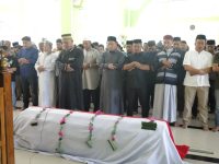 Bupati Luwu Timur, H. Irwan Bachri Syam menghadiri sekaligus melepas jenazah Almarhum Saprillah adik kandung dari Wakil Bupati Luwu Timur