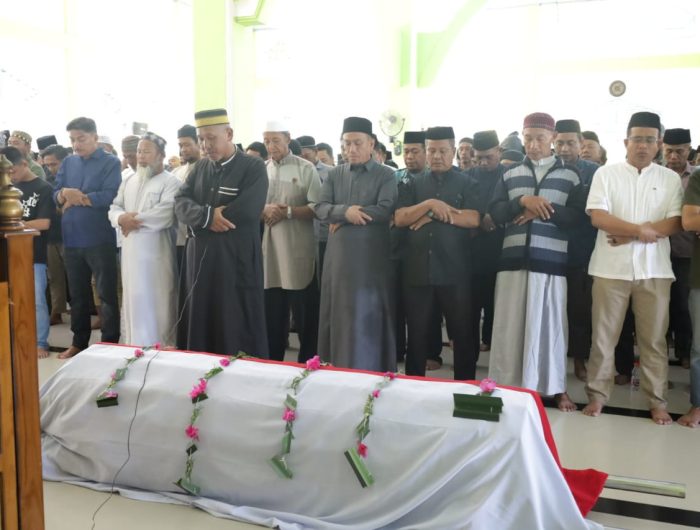 Bupati Luwu Timur, H. Irwan Bachri Syam menghadiri sekaligus melepas jenazah Almarhum Saprillah adik kandung dari Wakil Bupati Luwu Timur