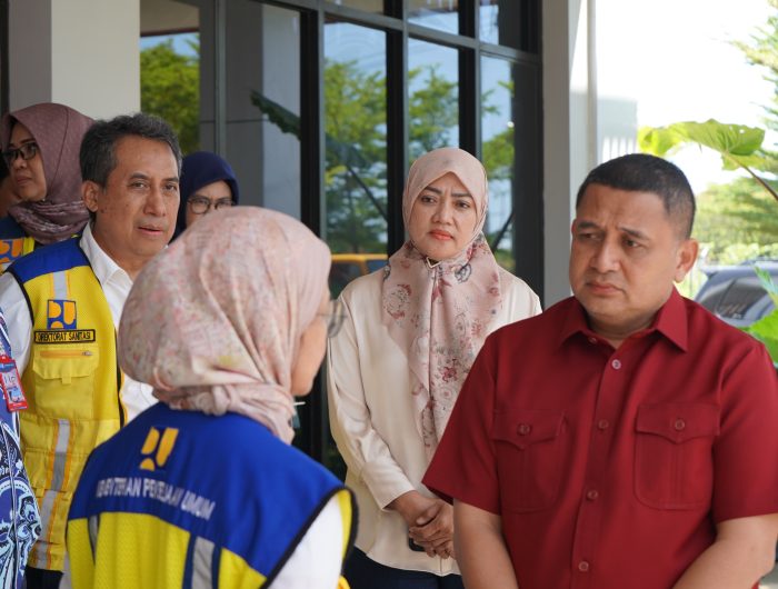 Wali Kota Makassar, Munafri Arifuddin mendampingi Direktur Jenderal Cipta Karya Kementerian Pekerjaan Umum dan Perumahan Rakyat (PUPR), Dewi Chomistriana, di Instalasi Pengolahan Air Limbah (IPAL) Losari, Selasa (13/5/2025).