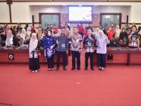 Pemerintah Provinsi Sulawesi Selatan (Pemprov Sulsel) menegaskan komitmennya dalam mewujudkan keterbukaan informasi publik secara terbuka dan responsif. Komitmen ini ditegaskan dalam Rapat Penetapan Daftar Informasi Publik (DIP) dan Daftar Informasi yang Dikecualikan (DIK) Tahun 2025, yang digelar di Ruang Rapat Pimpinan Kantor Gubernur Sulsel, Kamis, 15 Mei 2025.