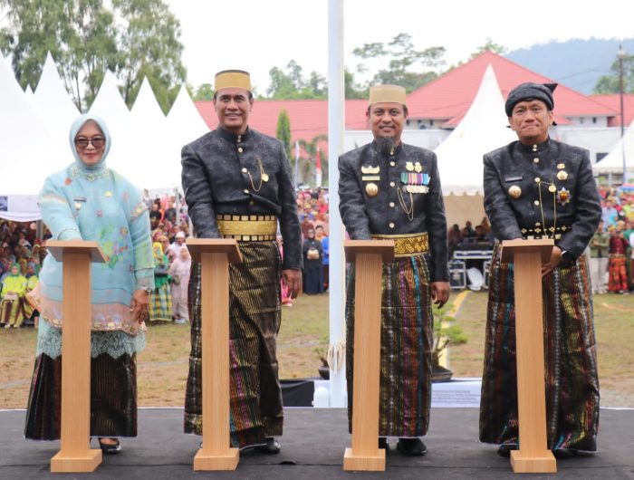 Menteri Pertanian Republik Indonesia, H. Andi Amran Sulaiman, Gubernur Sulawesi Selatan, Andi Sudirman Sulaiman serta bupati dan wakil bupati luwu timur saat penekanan tombol. (Foto Dok. Humas)