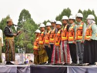 Perayaan Hari Jadi Luwu Timur ke-22 yang digelar pada Senin (19/5/2025) berlangsung meriah dengan kehadiran tokoh-tokoh penting dari berbagai level pemerintahan. Salah satu momen yang paling dinantikan adalah pernyataan Gubernur Sulawesi Selatan, Andi Sudirman Sulaiman, yang menyampaikan sejumlah program strategis sebagai “hadiah spesial” bagi masyarakat Luwu Timur.