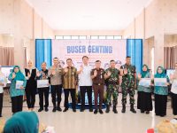 Bupati Bantaeng, M. Fathul Fauzy menerima bantuan anggaran sebesebar Rp 3 miliar lebih dari Menteri Kependudukan dan Pembangunan Keluarga / BKKBN, Wihaji.