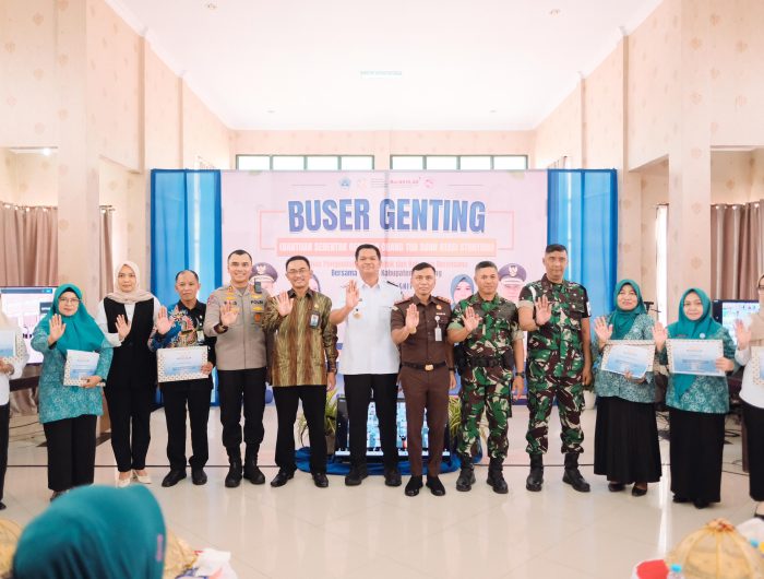 Bupati Bantaeng, M. Fathul Fauzy menerima bantuan anggaran sebesebar Rp 3 miliar lebih dari Menteri Kependudukan dan Pembangunan Keluarga / BKKBN, Wihaji.