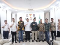 Pemerintah Kota Makassar bersama PT PLN-UID Sulsel-Tenggara, Barat, membahas percepatan penyediaan pasokan listrik di wilayah kepulauan yang masih belum teraliri jaringan PLN.