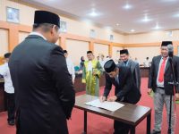 Bupati Bantaeng, M. Fathul Fauzy Nurdin melatik Muh Iqbal Noor sebagai Direktur PT. Bantaeng Sinergi Cemerlang (Perseroda), dan Suwardi, sebagai Direktur Perumda Tirta Air Minum Eremerasa.