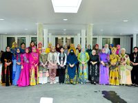 Ketua Dewan Kerajinan Nasional Daerah (Dekranasda) Kota Parepare, dr. Andi Arfiah Tasming, menghadiri kegiatan Fashion Show Busana Wastra Nusantara yang melibatkan seluruh Ketua Dekranasda kabupaten/kota se-Sulawesi Selatan. Acara ini digelar di Aula Rumah Jabatan Gubernur Sulsel, Jumat (23/5/2025) siang.