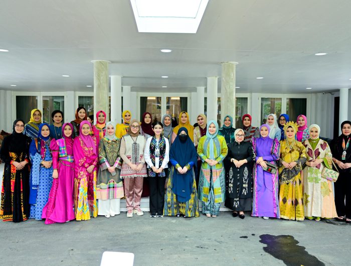 Ketua Dewan Kerajinan Nasional Daerah (Dekranasda) Kota Parepare, dr. Andi Arfiah Tasming, menghadiri kegiatan Fashion Show Busana Wastra Nusantara yang melibatkan seluruh Ketua Dekranasda kabupaten/kota se-Sulawesi Selatan. Acara ini digelar di Aula Rumah Jabatan Gubernur Sulsel, Jumat (23/5/2025) siang.