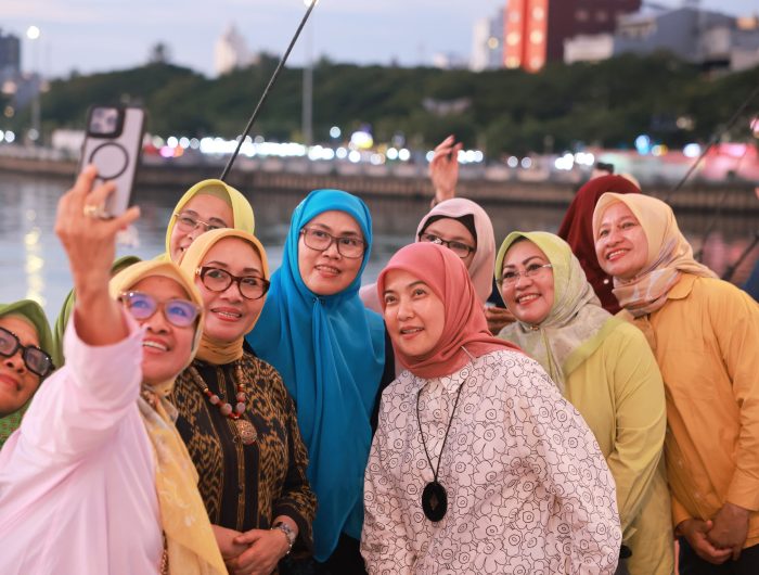 Wakil Wali Kota Makassar, Aliyah Mustika Ilham mendampingi Menteri Pemberdayaan Perempuan dan Perlindungan Anak Republik Indonesia, Arifatul Choiri Fauzi dalam kegiatan Phinisi Sailing yang digelar di kawasan ikonik Anjungan Pantai Losari, Sabtu (24/5/2025).