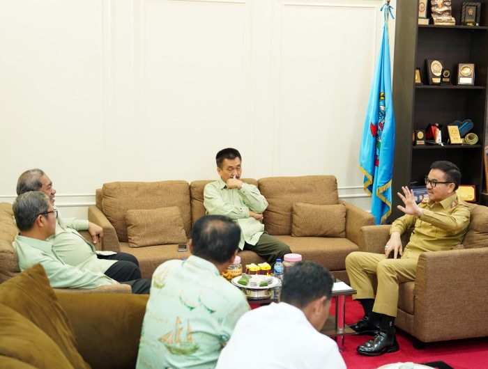 Sekretaris Daerah Provinsi Sulawesi Selatan, Jufri Rahman, menerima kunjungan audiensi dari pengurus Ikatan Saudagar Muslim se-Indonesia (ISMI) Sulawesi Selatan di ruang kerjanya di Kantor Gubernur Sulawesi Selatan, Senin, 26 Mei 2025.