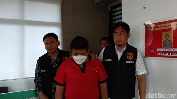 Seorang dosen Universitas Islam Negeri (UIN) Mataram, Wirawan Jamhuri (35), resmi ditetapkan sebagai tersangka dalam kasus kekerasan seksual terhadap sejumlah mahasiswinya. Ia kini terancam hukuman maksimal 12 tahun penjara.
