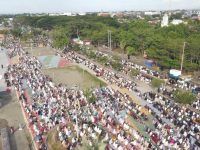 Warga Bulukumba saat melaksanakan shalat idul fitri di pelataran pantai merpati.