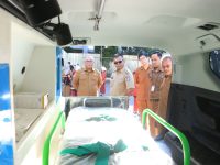 Bupati Bulukumba Andi Muchtar Ali Yusuf menyerahkan 1 unit mobil ambulans kepada RSUD H. Andi Makkarodda Tanete yang diterima secara simbolis oleh Direktur RSUD dr. Firdaus