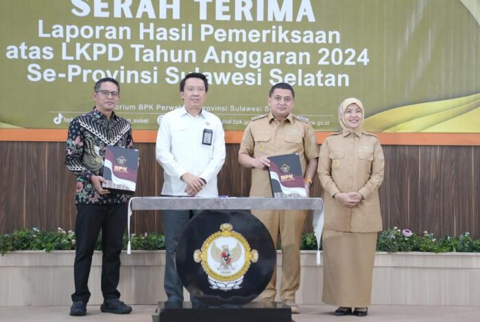 Wali Kota Makassar Munafri Arifuddin bersama Wakil Wali Kota Aliyah Mustika Ilham dan Ketua DPRD Makassar Supratman menerima langsung Laporan Hasil Pemeriksaan (LHP) BPK tersebut di Auditorium BPK Perwakilan Sulsel, Jalan AP Pettarani, Makassar, Senin 26 Mei 2025.