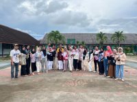 Mahasiswa Program Merdeka (PROMER) Universitas Teknologi Sumbawa (UTS) di Desa Seteluk Tengah resmi meluncurkan salah satu program unggulannya: Desa Budaya. Program ini dimulai pada Jumat, 9 Mei 2025, melalui kolaborasi erat dengan SMP Negeri 1 Seteluk.