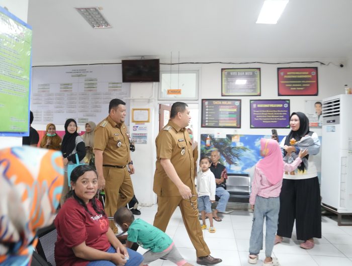 Dalam rangka meningkatkan kualitas pelayanan publik, Wali Kota Makassar, Munafri Arifuddin melakukan inspeksi mendadak (sidak) ke sejumlah pusat layanan masyarakat, termasuk Kantor Camat, Puskesmas, dan Sekolah Dasar di wilayah Kecamatan Tamalate, Kelurahan Barombong dan sekitarnya, Selasa (27/5/2025).
