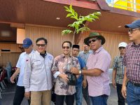 Rektor Universitas Hasanuddin (Unhas), Prof Dr Jamaluddin Jompa, M.Sc., bersama jajaran Majelis Wali Amanat (MWA) dan Senat Akademik Unhas melakukan kunjungan kerja ke kebun pertanian Amaly Farm di Mannanti milik Bupati Bulukumba. (Foto Dok. Humas)