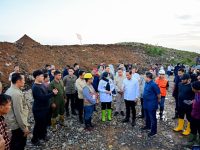 Wakil Gubernur Sulawesi Selatan, Fatmawati Rusdi, mendampingi Menteri Lingkungan Hidup dan Kehutanan (LHK) Hanif Faisol Nurofiq saat meninjau Tempat Pemrosesan Akhir (TPA) Tamangapa di Kota Makassar, Jumat, 30 Mei 2025.
