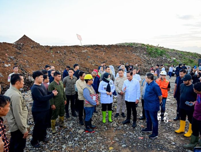 Wakil Gubernur Sulawesi Selatan, Fatmawati Rusdi, mendampingi Menteri Lingkungan Hidup dan Kehutanan (LHK) Hanif Faisol Nurofiq saat meninjau Tempat Pemrosesan Akhir (TPA) Tamangapa di Kota Makassar, Jumat, 30 Mei 2025.