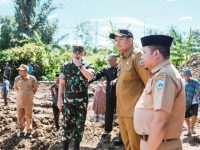 Bupati Bantaeng, Uji Nurdin saat bersama Dandim Bantaeng tinjau program TMMD bukti nyata TNI untuk rakyat.