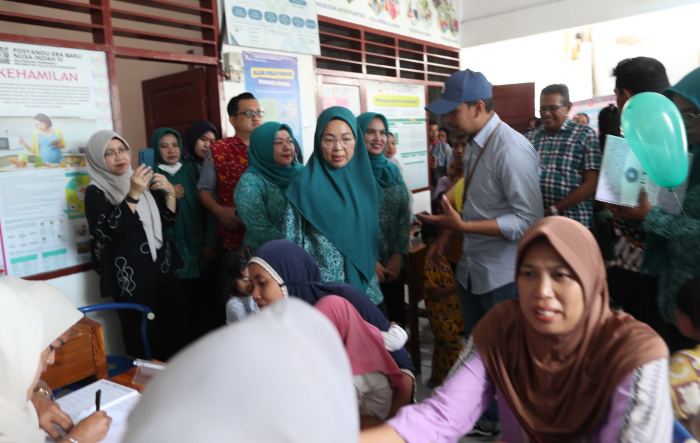 Ketua TP PKK Kota Makassar, Melinda Aksa saat meninjau kondisi Posyandu.