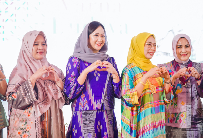 Ketua TP PKK Bantaeng, Gunya Paramasukhaputr saat hadiri acara warnai Budaya bersama istri Wapres RI.