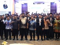 Ketua DPD HIPMI Sulsel, Andi Amar Ma'ruf Sulaiman saat bersama Wali Kota Parepare, Tasming Hamid dan Hamka Hamid foto bersama di acara HIPMI Kota Parepare.