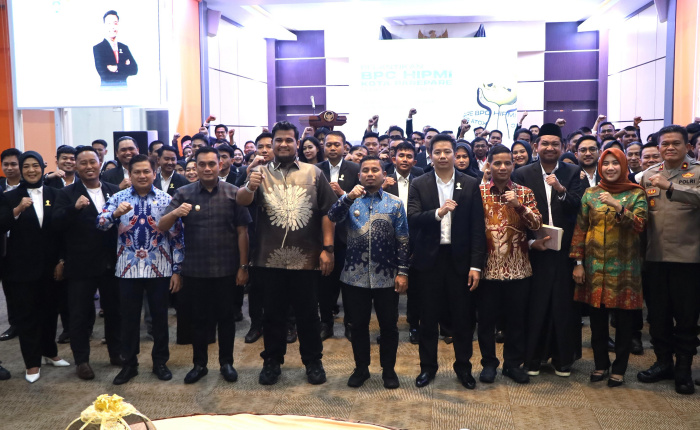 Ketua DPD HIPMI Sulsel, Andi Amar Ma'ruf Sulaiman saat bersama Wali Kota Parepare, Tasming Hamid dan Hamka Hamid foto bersama di acara HIPMI Kota Parepare.