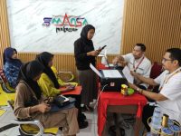 Ketua Panitia SPMB SMAN 1 Makassar 2025, Mustari Mustamin (tengah), memberikan keterangan terkait pendaftaran SPMB 2025 di SMAN 1 Makassar, Rabu 28 Mei 2025. (Foto: Dok istimewa)