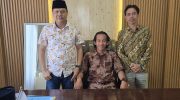 Wakil Ketua DPRD Kabupaten Dompu, Kurnia Ramadhan memberikan keterangan resmi terkait kebijakan Bupati Dompu yang merumahkan ribuan tenaga honorer daerah. Ia menegaskan, langkah tersebut merupakan konsekuensi langsung dari penerapan Undang-Undang Nomor 20 Tahun 2023 tentang Aparatur Sipil Negara (ASN) yang secara tegas menghapus status honorer di lingkungan pemerintahan.