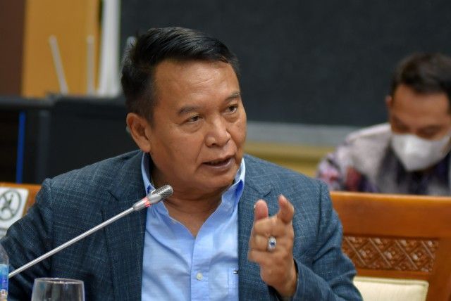 Anggota Komisi I DPR RI, TB Hasanuddin, mengungkapkan adanya dugaan kesalahan prediksi teknis dari pihak petugas terkait insiden ledakan amunisi kedaluwarsa di Desa Sagara, Cibalong, Garut, Senin (12/5/2025). Ia menilai, karakteristik amunisi yang sudah tidak stabil menyebabkan ledakan susulan yang mematikan.