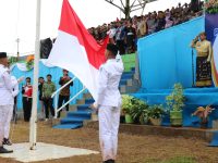 Bupati Luwu Timur, H. Irwan Bachri Syam saat memimpin upacara yang digelar di Lapangan Karelai, Kecamatan Wasuponda, Jumat 02 Mei 2025. (Foto Dok. Humas)