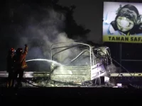Insiden mengerikan terjadi di ruas Tol Gempol, Km 774, Pasuruan, Jawa Timur pada Senin malam (5/5/2025), ketika sebuah truk milik Kostrad yang mengangkut amunisi terbakar dan meledak.