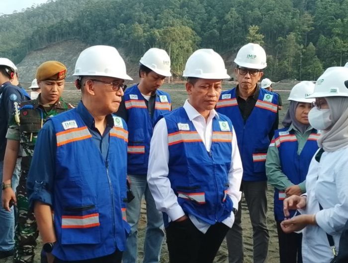 Menteri Lingkungan Hidup Hanif Faisol Nurofiq melakukan inspeksi langsung ke kawasan industri nikel di Morowali, Sulawesi Tengah, pada Kamis (29/5/2025), untuk mengevaluasi dampak lingkungan dari aktivitas industri yang kian masif di wilayah tersebut. Dalam kunjungan tersebut, Hanif menegaskan komitmen pemerintah untuk menindak tegas perusahaan-perusahaan yang lalai dalam pengelolaan lingkungan.
