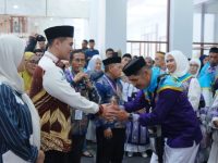 Bupati Pangkep, Muhammad Yusran Lalogau (MYL) secara resmi melepas keberangkatan Jamaah calon Haji (JCH) asal kabupaten pangkep keloter 16, di lapangan Kantor Setda Pangkep, Sabtu 10 Mei 2025.