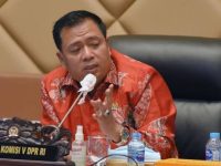 Ketua Komisi V DPR RI, Lasarus, menegaskan pentingnya terciptanya hubungan yang saling menguntungkan antara perusahaan aplikator transportasi daring (ojek online) dan para pengemudi. Meski tidak menentukan secara spesifik persentase pembagian komisi, Lasarus menekankan bahwa kedua belah pihak harus menjalankan kemitraan berbasis simbiosis mutualisme.