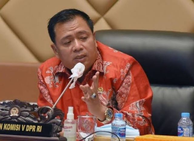 Ketua Komisi V DPR RI, Lasarus, menegaskan pentingnya terciptanya hubungan yang saling menguntungkan antara perusahaan aplikator transportasi daring (ojek online) dan para pengemudi. Meski tidak menentukan secara spesifik persentase pembagian komisi, Lasarus menekankan bahwa kedua belah pihak harus menjalankan kemitraan berbasis simbiosis mutualisme.