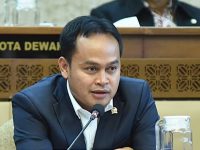 Usulan kenaikan bantuan dana partai politik (parpol) dari APBN hingga 10 kali lipat memicu polemik di Senayan dan publik luas. Di tengah tuntutan transparansi keuangan dan pencegahan korupsi politik, wacana ini menjadi pedang bermata dua: antara kebutuhan ideal membangun demokrasi yang sehat dan kemampuan fiskal negara yang terbatas.