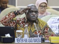 Menteri Hak Asasi Manusia Natalius Pigai menegaskan bahwa program pendidikan barak militer bagi siswa bermasalah di Jawa Barat bukanlah bentuk kekerasan fisik (corporal punishment), melainkan upaya pembentukan karakter dan tanggung jawab anak.