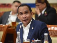 Anggota Komisi III DPR RI dari Fraksi Partai NasDem, Rudianto Lallo, mendesak Kejaksaan Agung untuk mengungkap secara tuntas kasus dugaan korupsi yang melibatkan mantan pejabat Mahkamah Agung (MA), Zarof Ricar. Ia menilai kasus tersebut berpotensi menyeret sejumlah hakim dan bisa merusak citra lembaga peradilan.