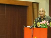 Pengamat kebijakan publik dari Universitas Indonesia (UI), Roy Valiant Salomo, menolak usulan legalisasi kasino sebagai sumber baru Penerimaan Negara Bukan Pajak (PNBP). Ia menilai pemerintah dan DPR semestinya mencari alternatif lain yang tidak menimbulkan gejolak sosial.